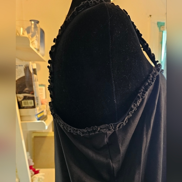 2x black tank with ruffle trim - Picture 3 of 4